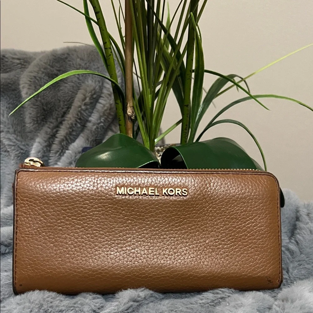 Michael Kors Continental Brown Wallet GUC retail $159 - Picture 1 of 9